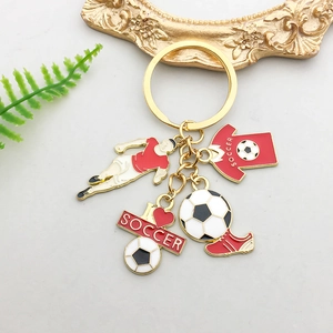 Detail eines goldenen Fußball-Schlüsselanhängers mit rotem Trikot und Anhängern