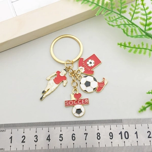 Fußball Schlüsselanhänger mit rotem Trikot und goldenen Anhängern, 10 cm Gesamtlänge
