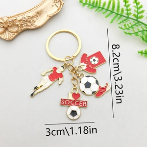 Goldener Fußball Schlüsselanhänger mit rotem Trikot, Spielerfigur und I Love Soccer Herzanhänger