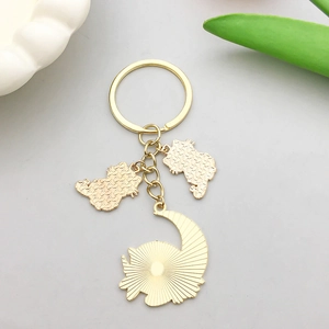 Porte-clés doré avec pendentifs lune et chat au design inspiré des dessins animés