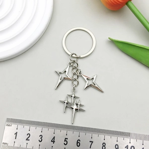 Portachiavi con stelle in argento antico con tre ciondoli e anello metallico tondo