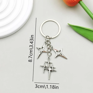 Portachiavi a stella d'argento con ciondoli a stella multipli lungo 8,7 cm su vassoio