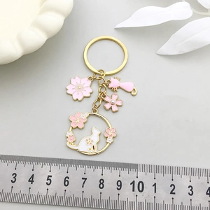 Détails du porte-clés chat et fleur de cerisier en alliage doré et émail rose