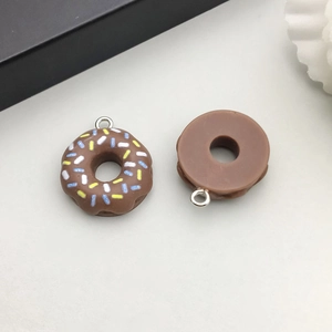 Detail van de voor- en achterkant van chocolade donuthangers van hars met sprinkles