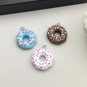 Gedetailleerd beeld van hars donut hangers in blauw, bruin en wit met gekleurde spikkels