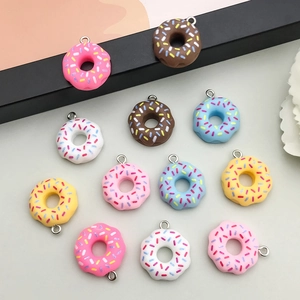 Kleurrijke hars donut hangers voor DIY sieraden maken met metalen ophangringen