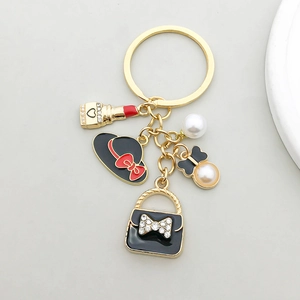 Porte-clés en Alliage d'Or à la Mode Avec Pendentif Rouge à Lèvres Chapeau Sac à Main pour Femme Émail Strass Künstliche Perle d'Imitation Porte-clés Breloque Sac