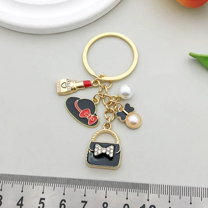 Porte-clés de mode avec pendentifs rouge à lèvres, chapeau de soleil et sac à main en métal