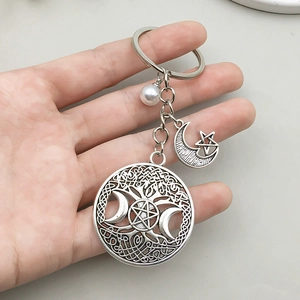 Porte-clés arbre de vie argent antique avec breloques lune étoile et perle