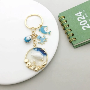 Portachiavi tema oceano blu con ciondoli delfino polpo e decorazione di conchiglie
