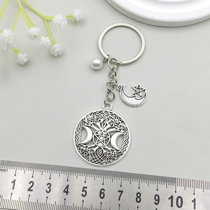 Porte-clés vintage en alliage d'argent avec l'arbre de vie, lune étoile et perle