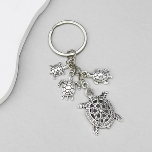 Vue détaillée de porte-clés tortue en argent antique avec des motifs creux complexes