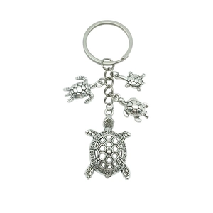 Porte-clés tortue en argent avec un grand pendentif et trois petits pendentifs tortues