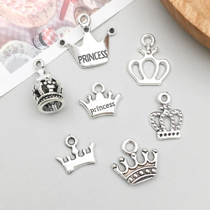Detailansicht der antiken silbernen Kronenanhänger mit Princess Gravur für DIY Schmuck