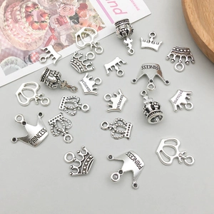 Detailansicht von antiken silbernen Kronenanhängern mit Princess Gravur für DIY Schmuck