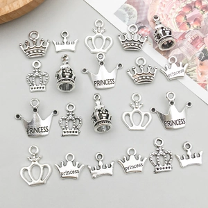 Detailansicht verschiedener Antik-Silber-Kronenanhänger mit Princess-Gravuren