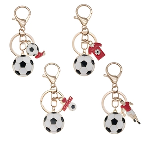 Portachiavi da calcio con pallone smaltato e ciondoli a maglia rossa su metallo dorato