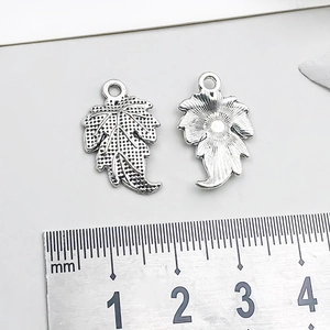 Detailaufnahme der Blattanfänger in Antiksilber mit Vorder- und Rückseite für DIY-Schmuck