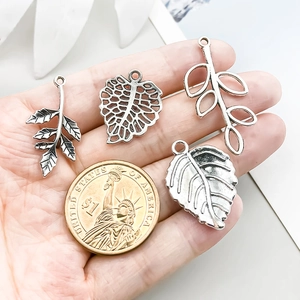 Antiksilberne Blatt-Anhänger aus Legierung für DIY-Schmuck mit Münz-Größenvergleich