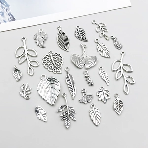 Detaillierte Flachbildaufnahme verschiedener Blattnanhänger aus Altsilber für DIY-Schmuck