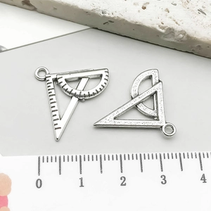 Détail de breloque règle en alliage argent antique avec graduation pour bijoux DIY