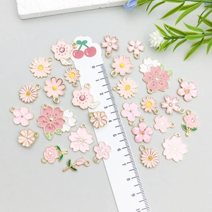 Assortimento ciondoli a fiore in smalto rosa per gioielli fai da te e collane