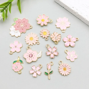 Set di ciondoli a fiore in smalto rosa e bianco con ciliegio e margherite per gioielli fai da te