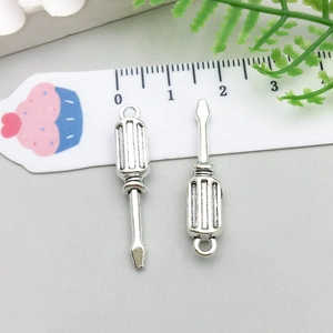 Vue détaillée de breloques en forme de tournevis pour la création de bijoux DIY