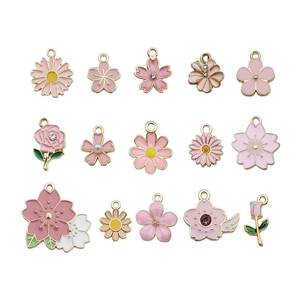 Ciondoli a fiore in smalto rosa con ciliegio e margherite per creazione gioielli fai da te