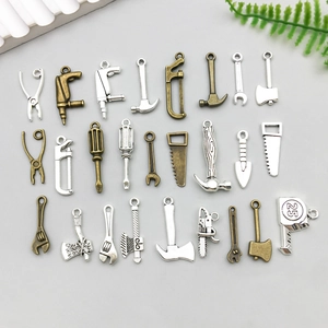 Pendentifs Mini Outils de Quincaillerie en Alliage de Zinc Clé Marteau Scie Hache Tournevis Charms DIY Argent Bronze Antique Accessoire de Bijouterie
