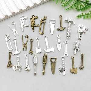 Vue macro de pendentifs outils en argent pour la fabrication de bijoux DIY