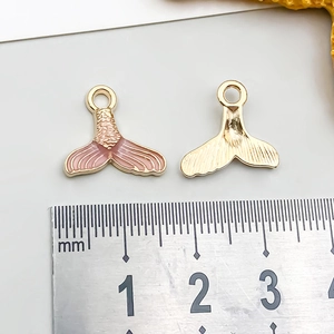 Detalle del colgante cola de sirena con esmalte rosa y aleación de oro con dimensiones reales