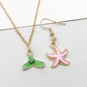 Detalle del collar de cola de sirena y pendientes de estrella de mar con aguja de plata S925