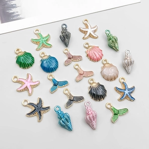 Detalle de colgantes de esmalte de colores con forma de estrella de mar para joyas DIY