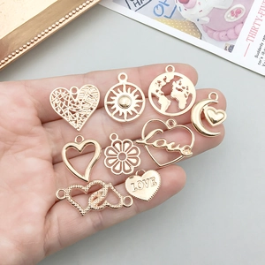 Ciondoli a cuore e celesti in lega dorata per creazione di gioielli DIY e collane