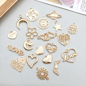 Ciondoli a cuore e celesti in lega d'oro per accessori per la creazione di gioielli fai-da-te