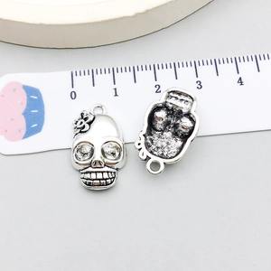 Detailed front and back view of silver alloy skull charms for DIY jewelry with size scale