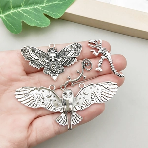 Set de cuatro colgantes de Halloween en plata antigua con polilla, búho y diseños de gecko