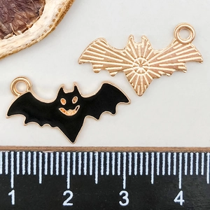 Détail de breloques chauve-souris en métal doré et émail noir pour bijoux Halloween DIY