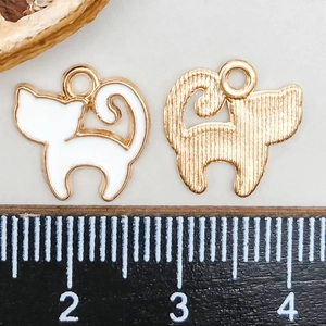 Détail du pendentif chat en émail blanc avec base dorée et dos texturé pour bijoux DIY