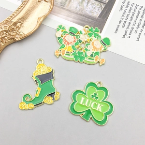 Détail de breloques de la Saint-Patrick en émail avec un leprechaun et des bottes