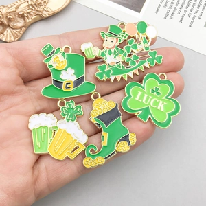 Ensemble de breloques émaillées Saint-Patrick avec chapeau vert trèfle et bière
