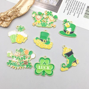 Lot de breloques émaillées trèfle et leprechaun pour création de bijoux St Patrick