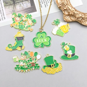 Pendentifs trèfle et bière pour la Saint-Patrick en émail vert et alliage doré
