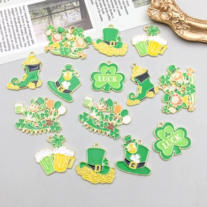 Vue détaillée des breloques trèfle de la Saint-Patrick pour la création de bijoux