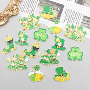 Détail macro de pendentifs trèfle émaillés et de breloques bière pour la Saint-Patrick