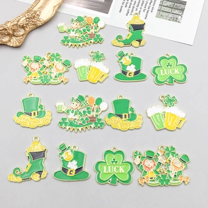 Détail des breloques émaillées de la Saint-Patrick avec trèfles et chopes de bière