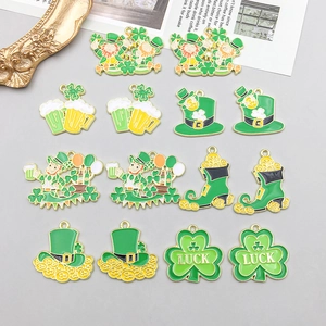 Pendentifs de Charmes en Émail en Alliage de Zinc de la Saint-Patrick Trèfle Farfadet Chope de Bière Chance Botte Chapeau Accessoires de Bijouterie DIY