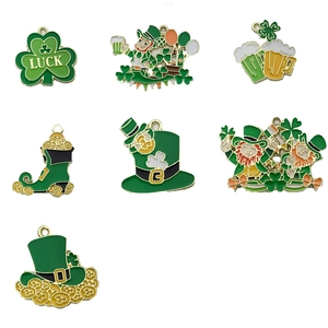 Lot de 7 breloques émaillées Saint-Patrick avec trèfle et bière pour bijoux DIY