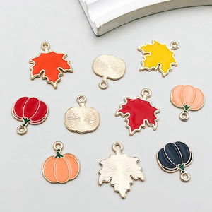 Anhänger aus Emaille mit Kürbis- und Ahornblattmotiv für herbstlichen DIY-Schmuck